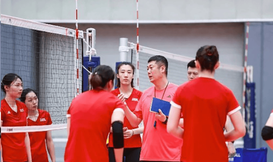 女排队长到达东京，备战奥运会带领全队